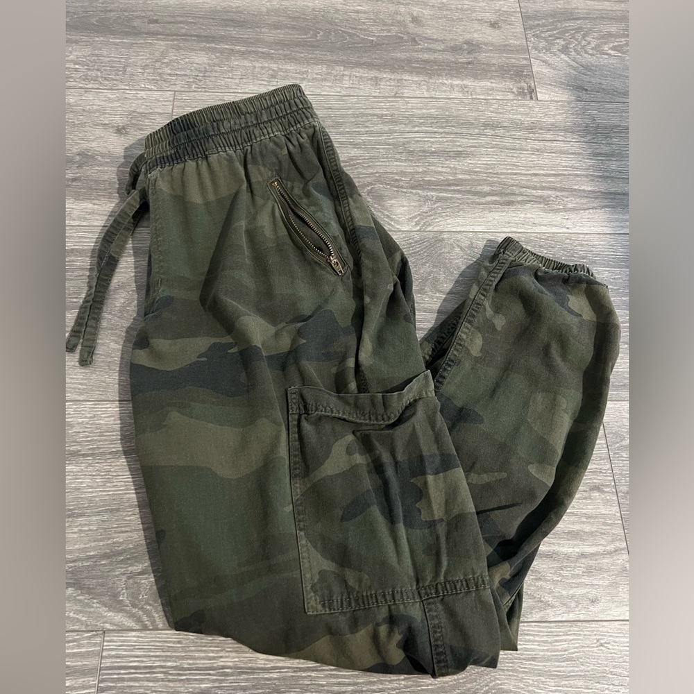 Hollister Ultra High-Rise Camo Cargo Pants